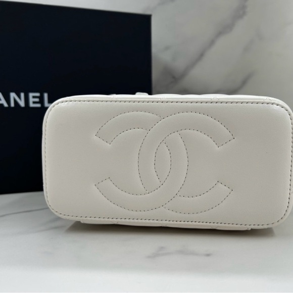 RARE❤️‍🔥NEW🖤🤍 CHANEL Trendy CC
Lambskin Quilted Mini Top Handle Vanity Bag - Picture 6 of 14